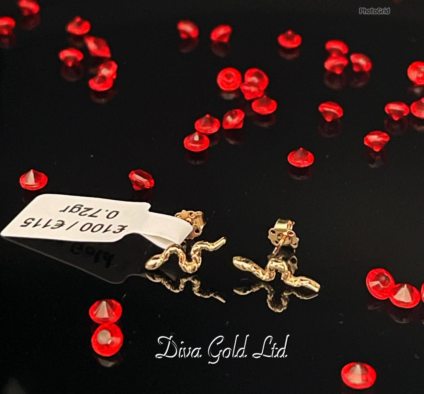 585 Gold stud snakes earrings. 0.72 gram