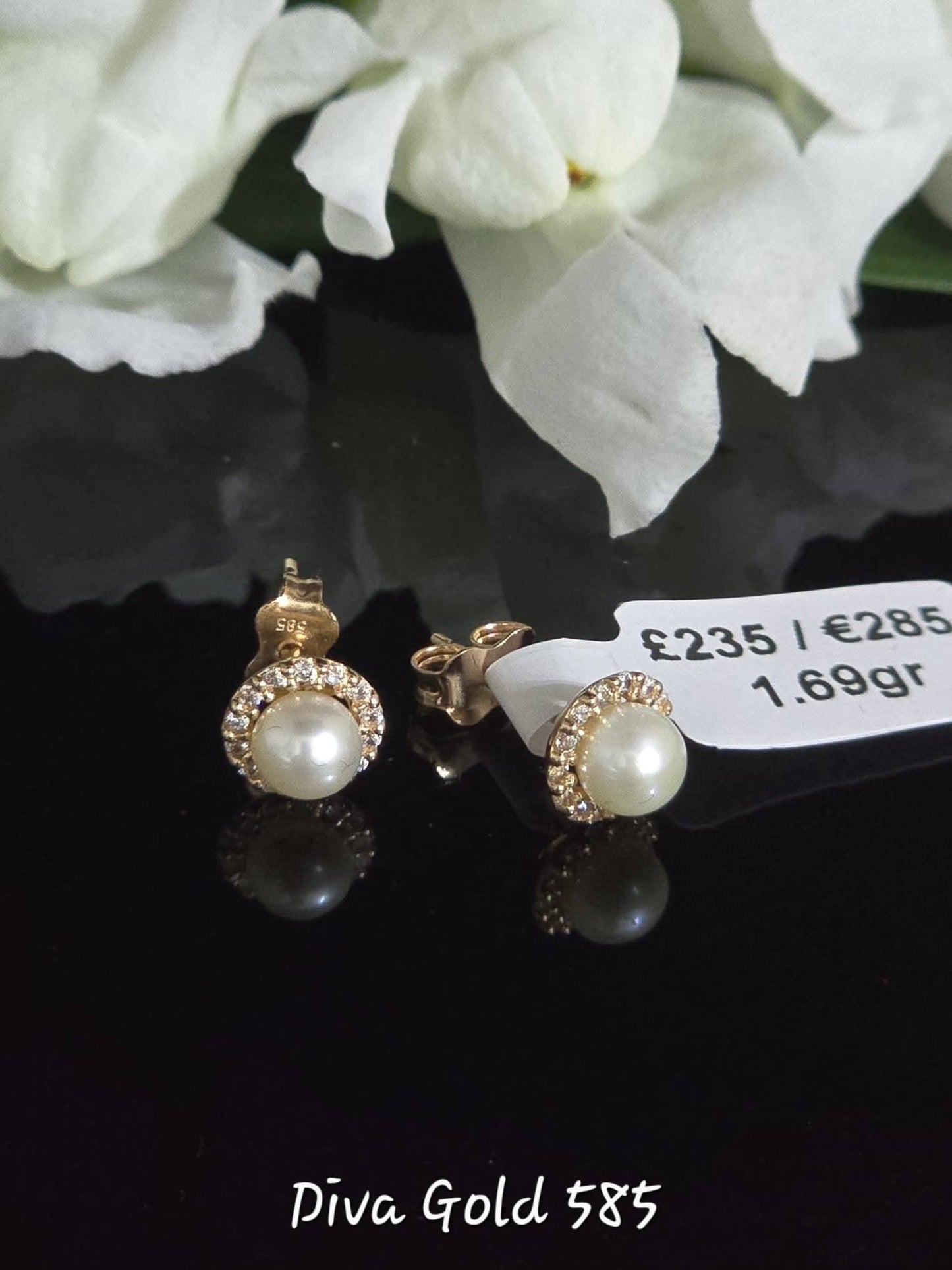 Stud gold earrings with pearl and white zircon stones