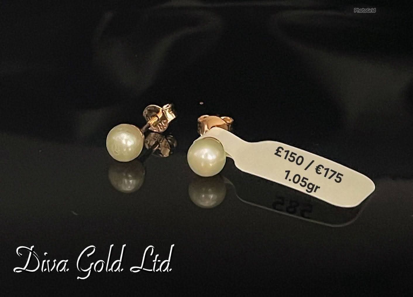 Stud gold earrings with pearl.