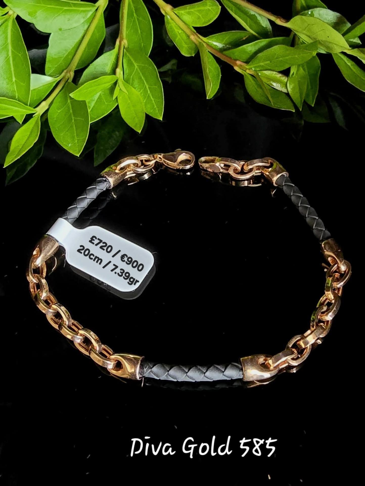 Gold bracelet with leather details. 20cm