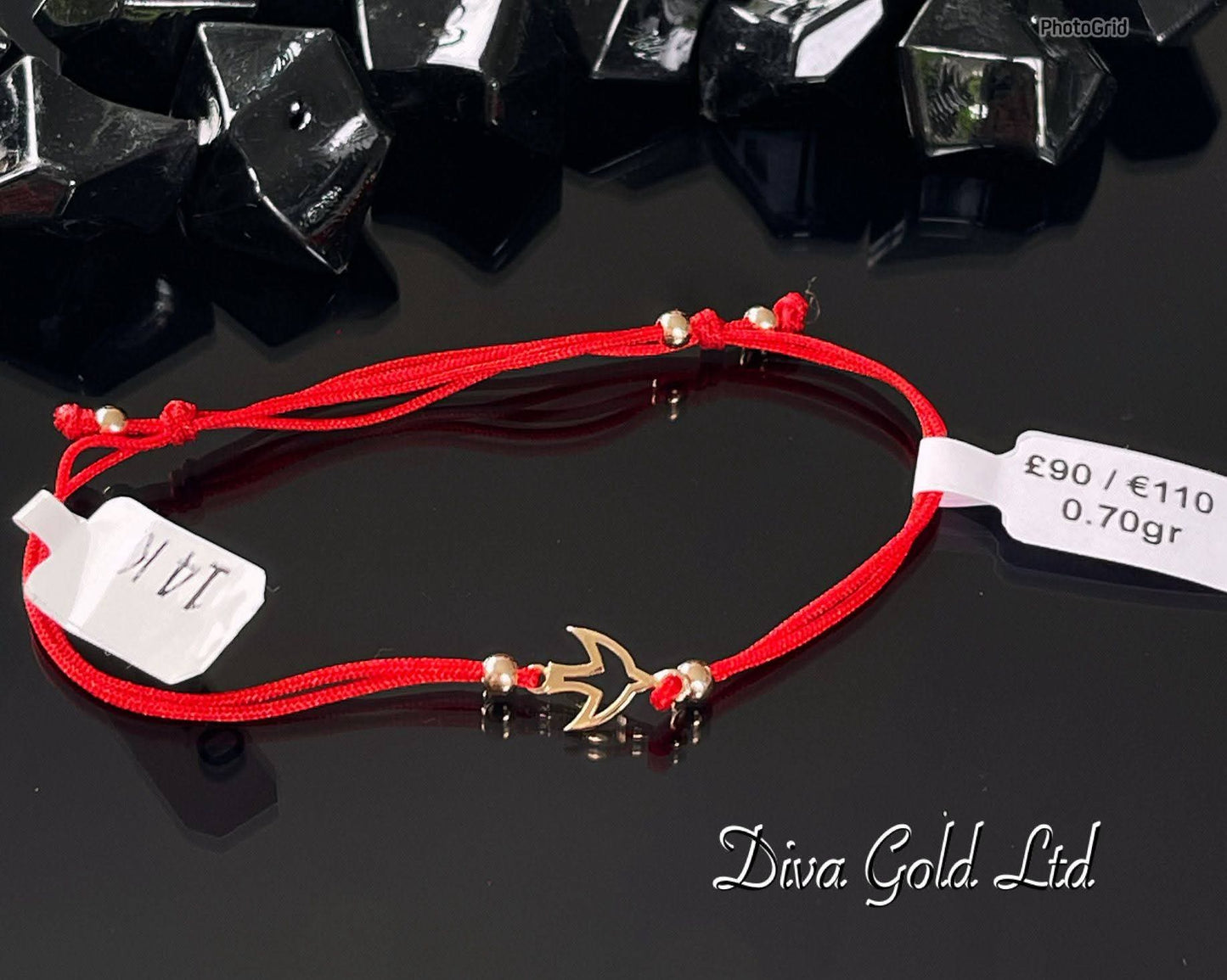 Red thread bracelet with 585 gold details. 0.70gram
