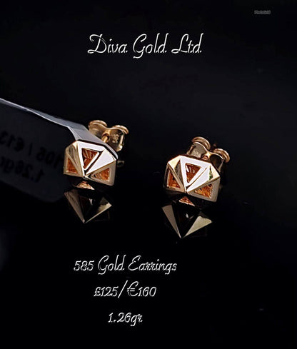 Gold 585 studs earrings.