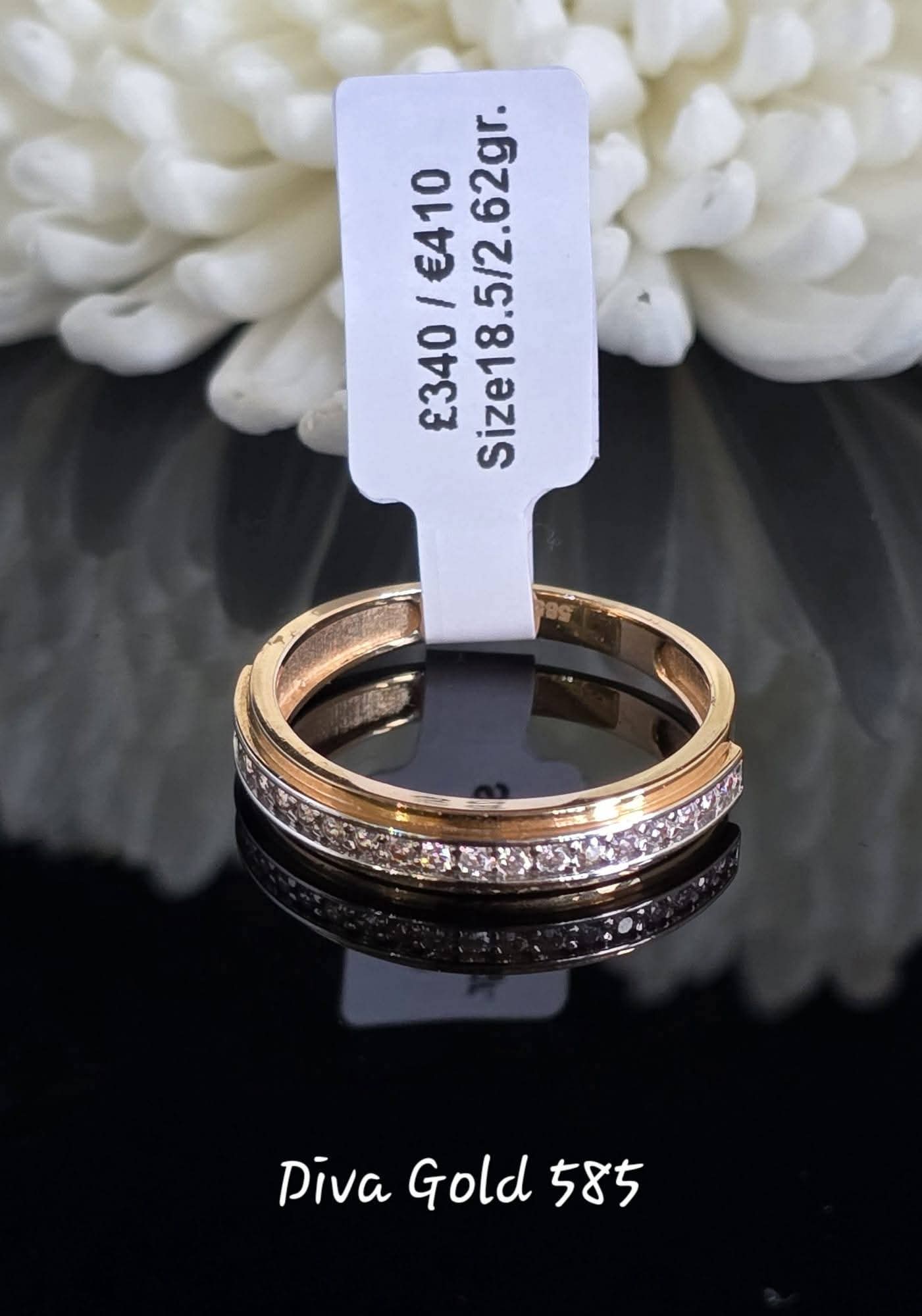 Gold women Ring with zircon stones. Size 18.5