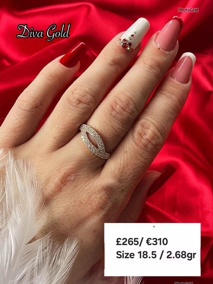 Gold ring with zircon stones. Size 18.5