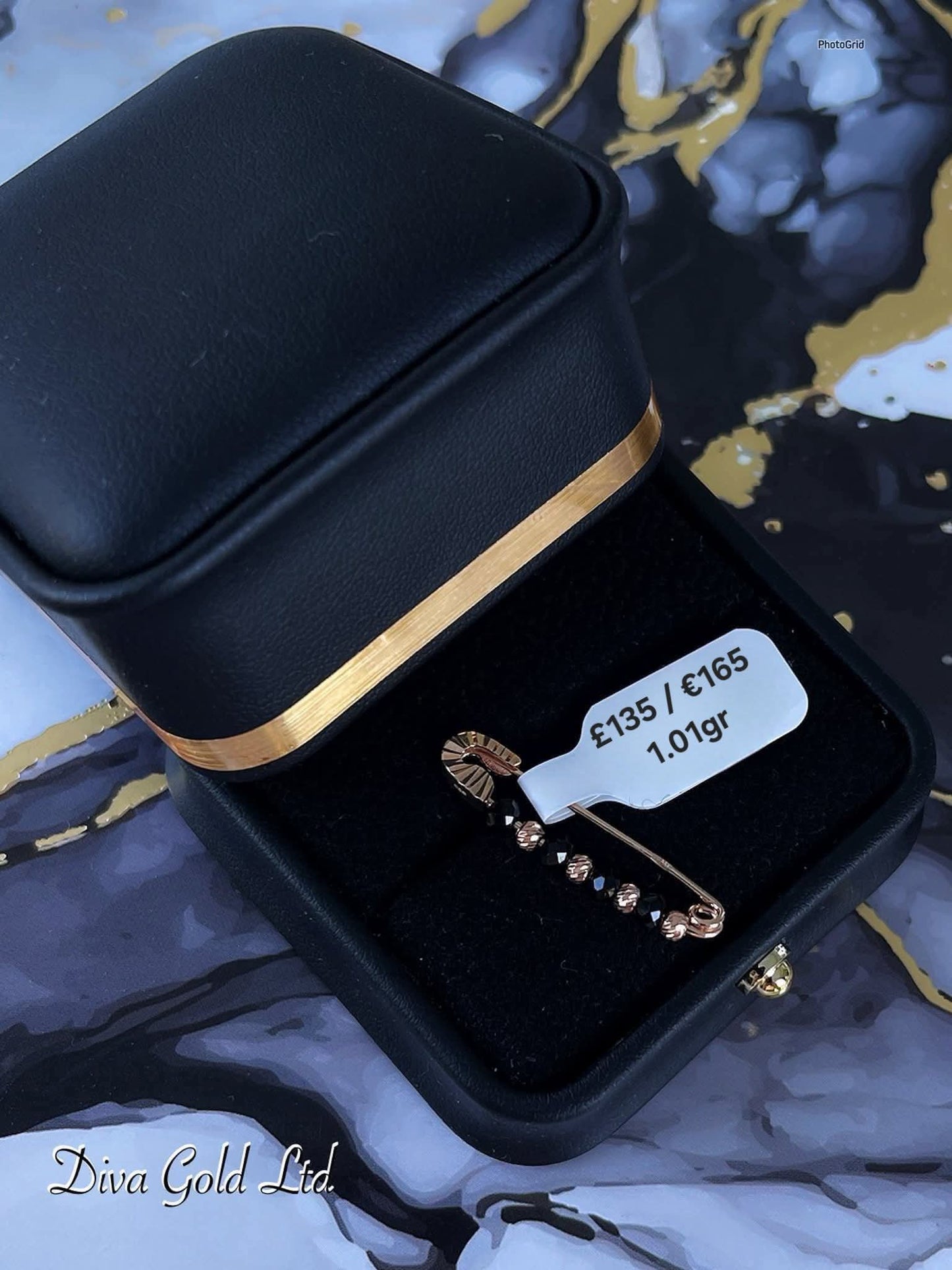 gold brooch with onyx. 1.01 gram