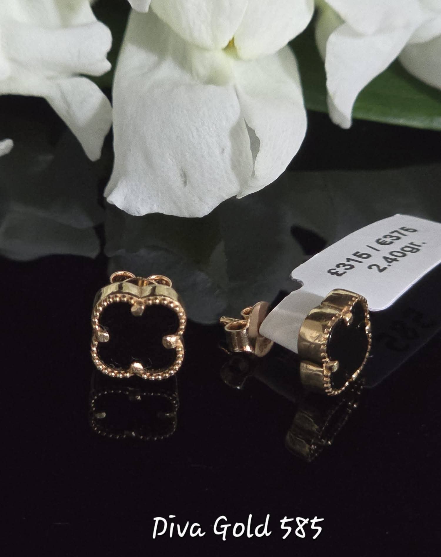 Stud black clover gold earrings.