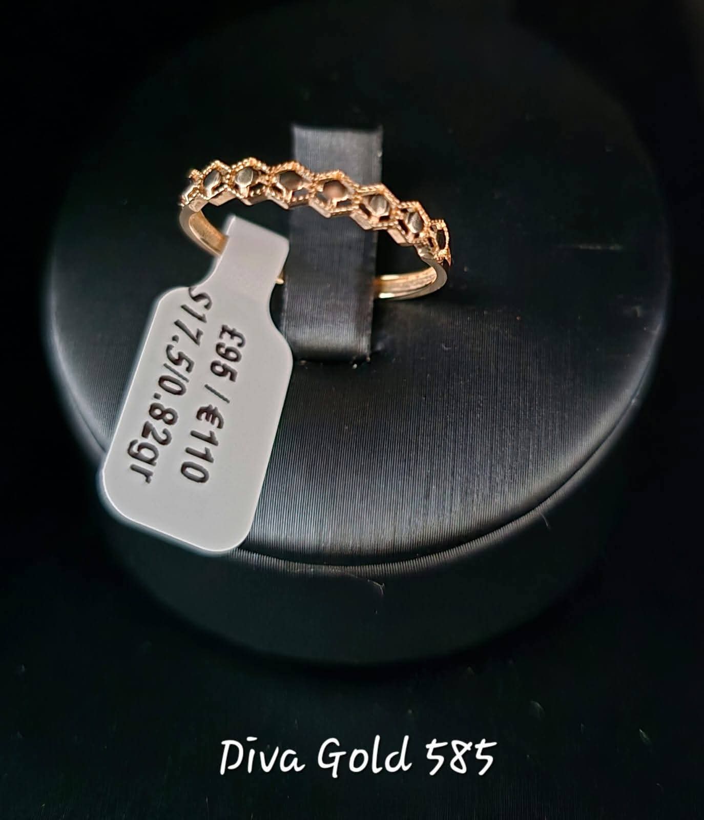 Gold ring. Size 17.5