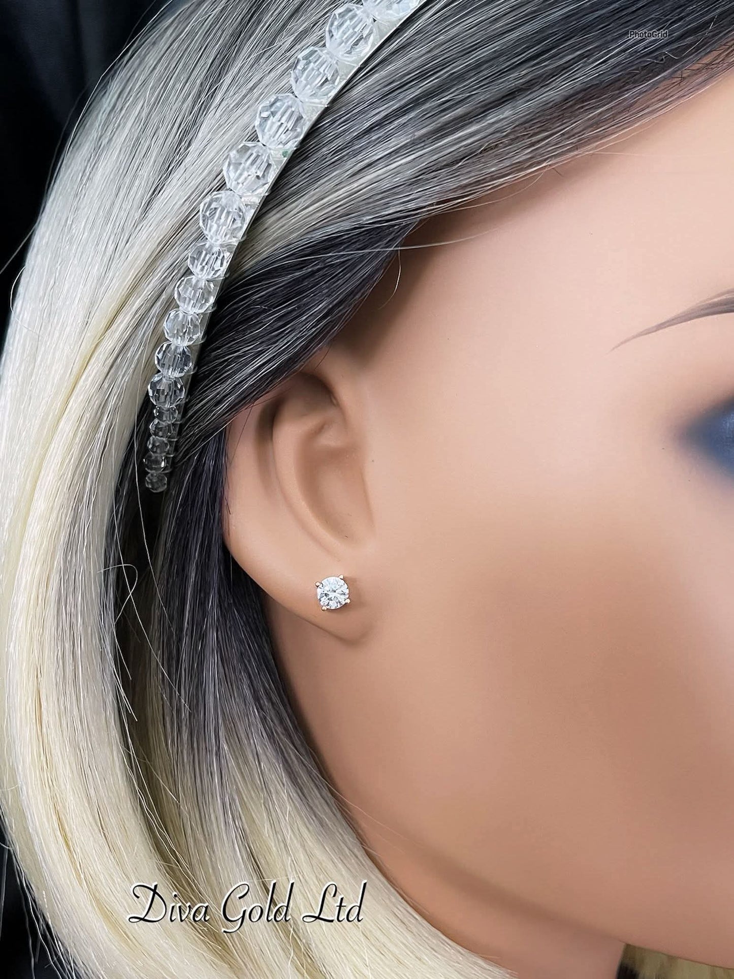 Gold 585 studs earrings.