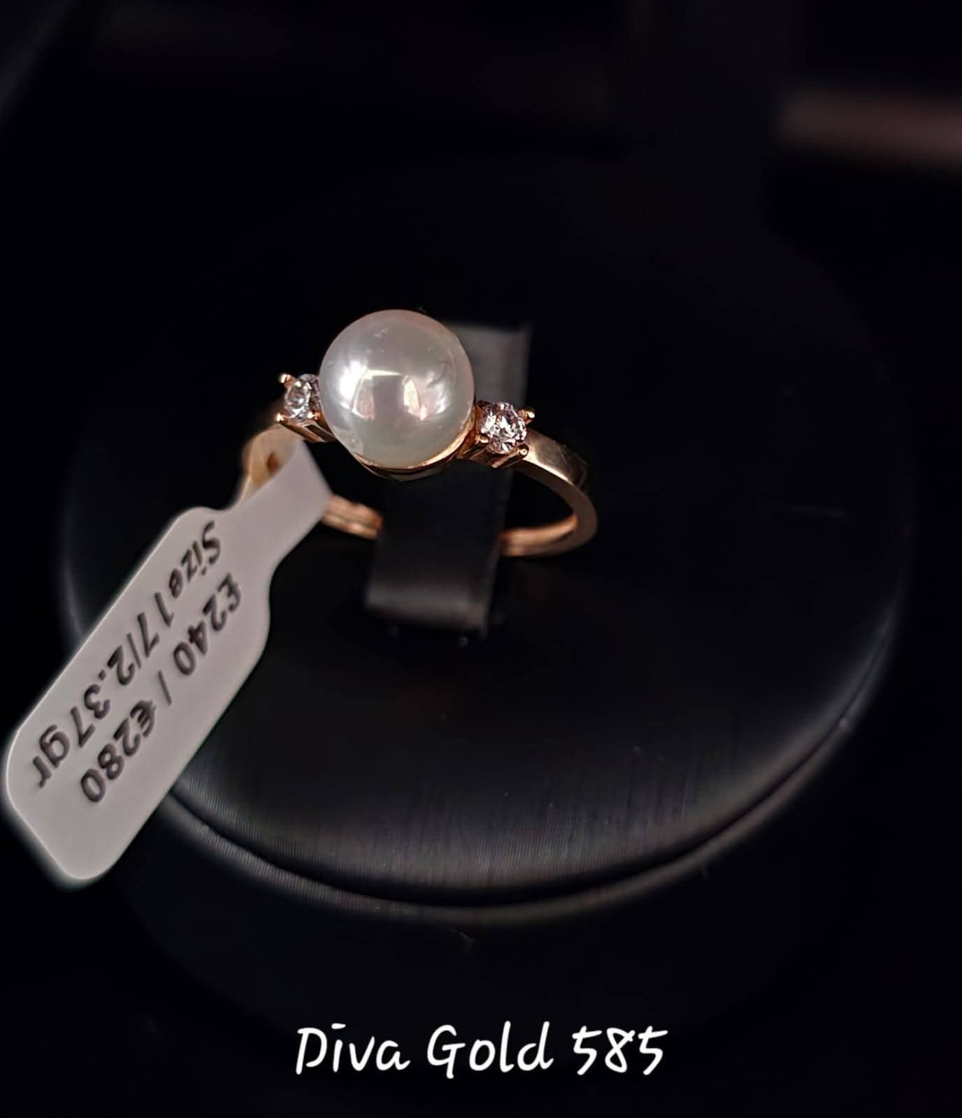 Gold ring with pearl. Size 17