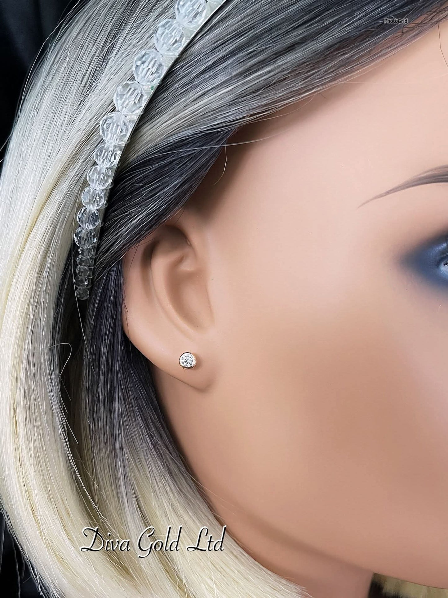 Gold 585 studs earrings.