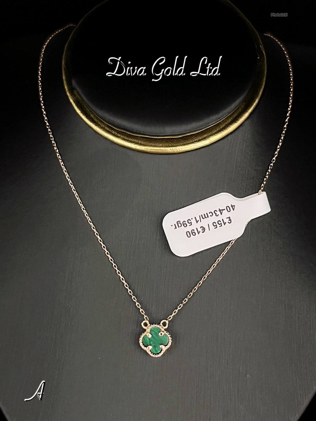 Gold chain with green clover pendant. 40-43cm