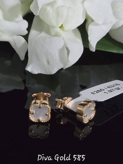 Stud clover gold earrings.