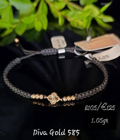 Clover thread bracelet with gold details.
