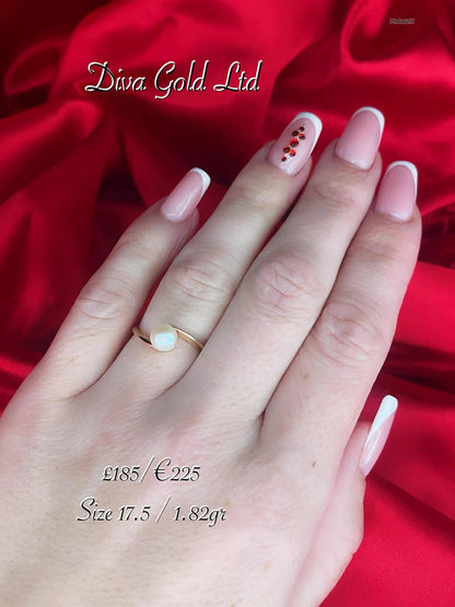 Gold ring with pearl. Size 17.5