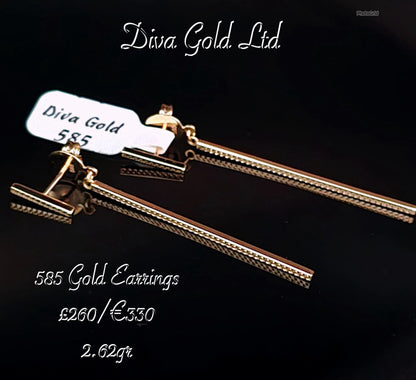 Gold 585 studs earrings.