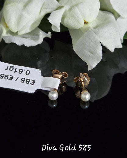 Stud gold earrings with pearl.