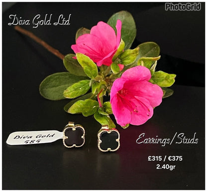 Stud black clover gold earrings.