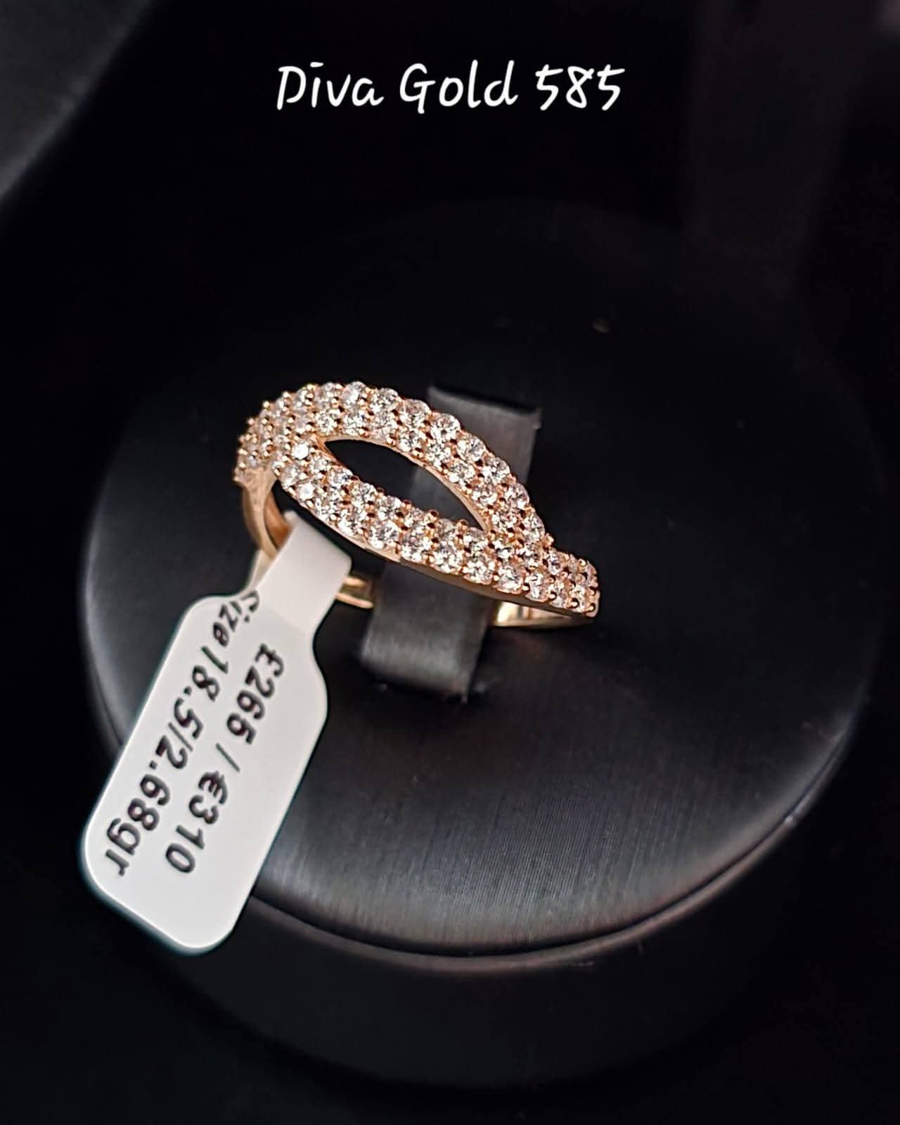 Gold ring with zircon stones. Size 18.5