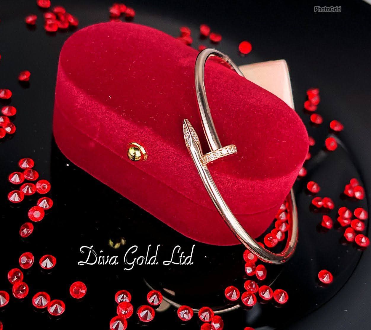 Gold bracelet with zircon stones. 6cm