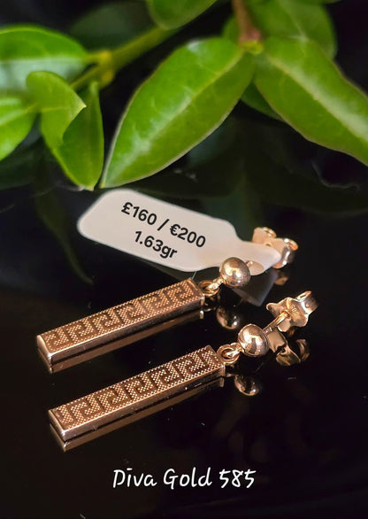 Gold 585 studs earrings.