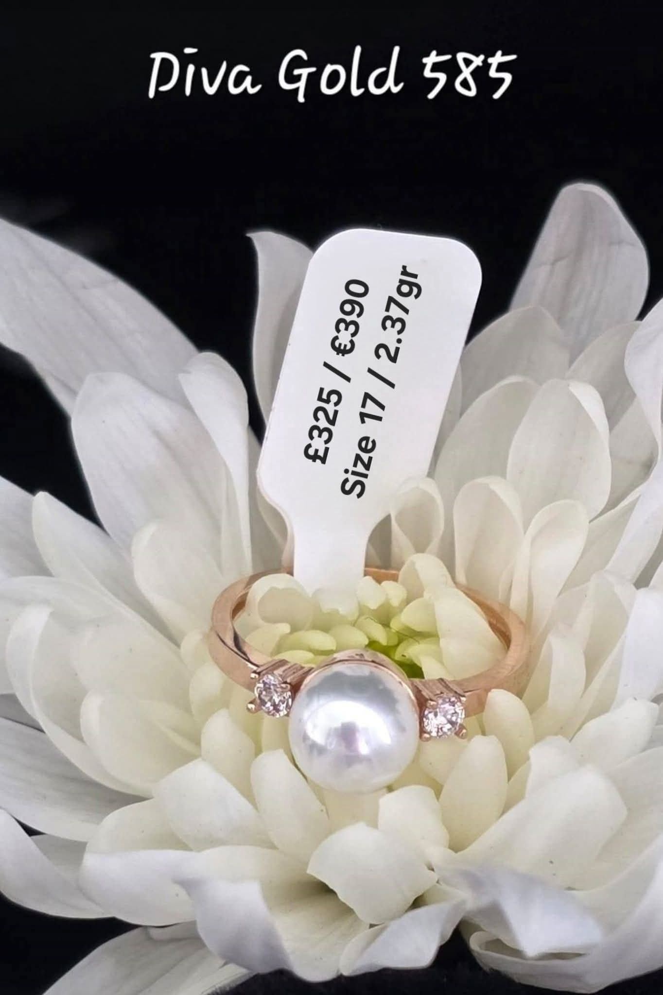Gold women ring / White pearl and zircon stones. Size 17