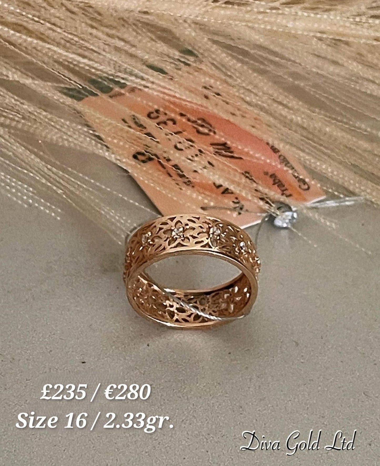 Gold ring. Size 16