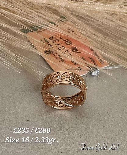 Gold ring. Size 16