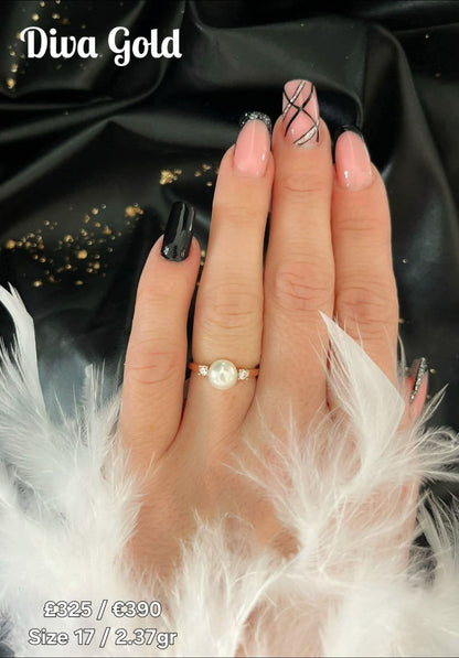 Gold women ring / White pearl and zircon stones. Size 17