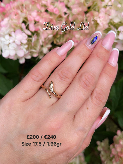 Gold snake ring. Size 17.5