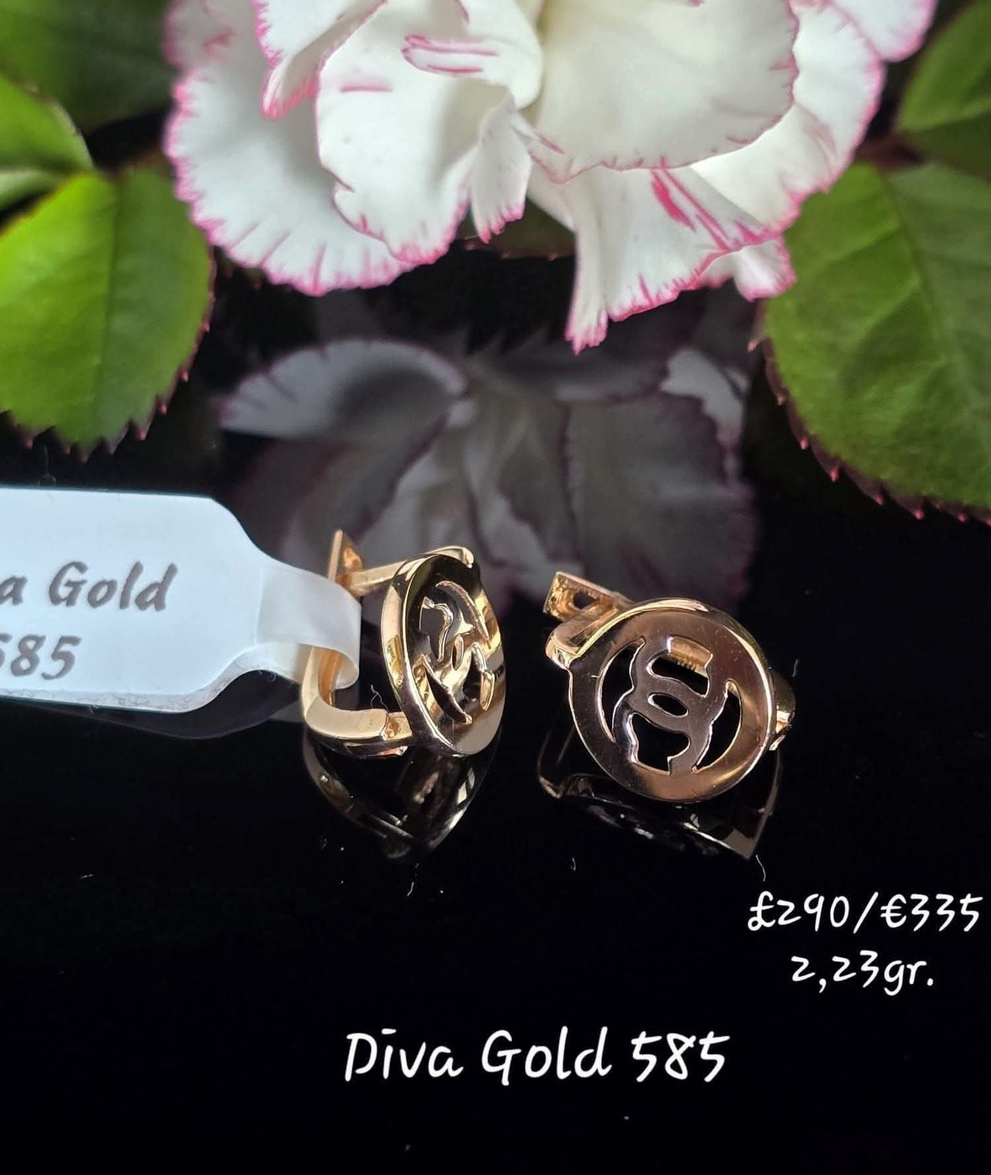 585 Gold chanel earrings. 2.23gr