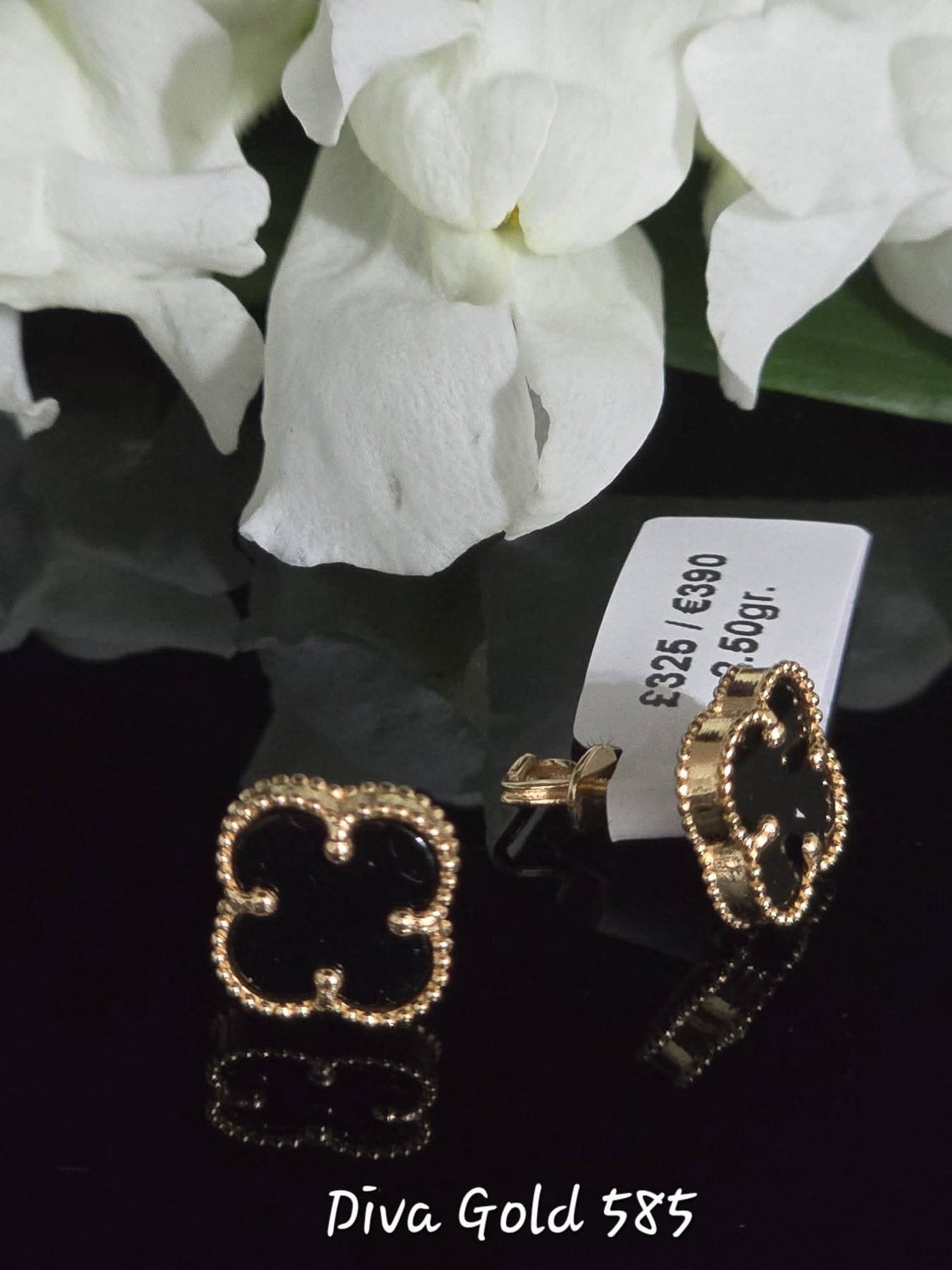 Stud black clover gold earrings.