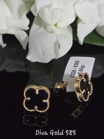 Stud black clover gold earrings.