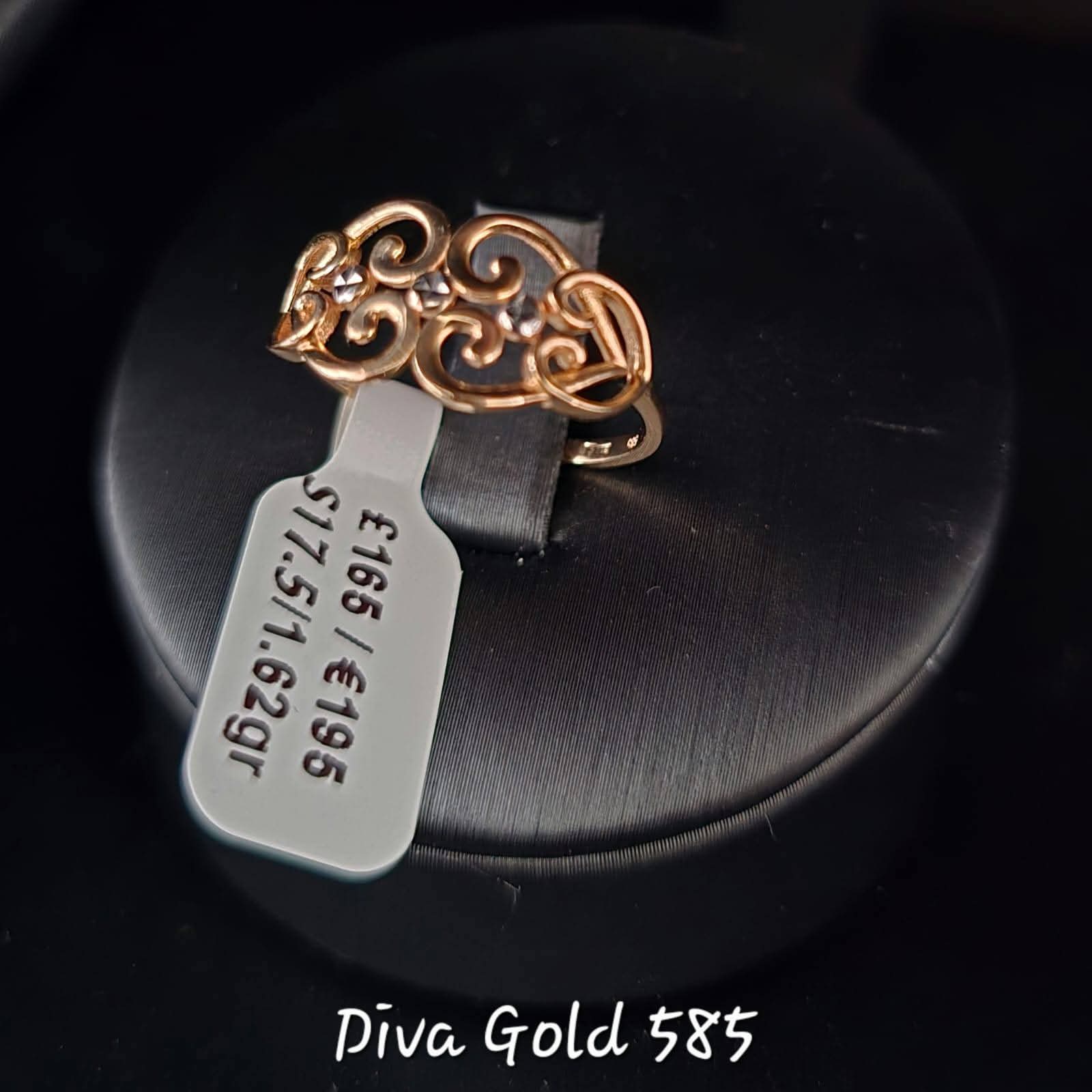 Gold ring. Size 17.5