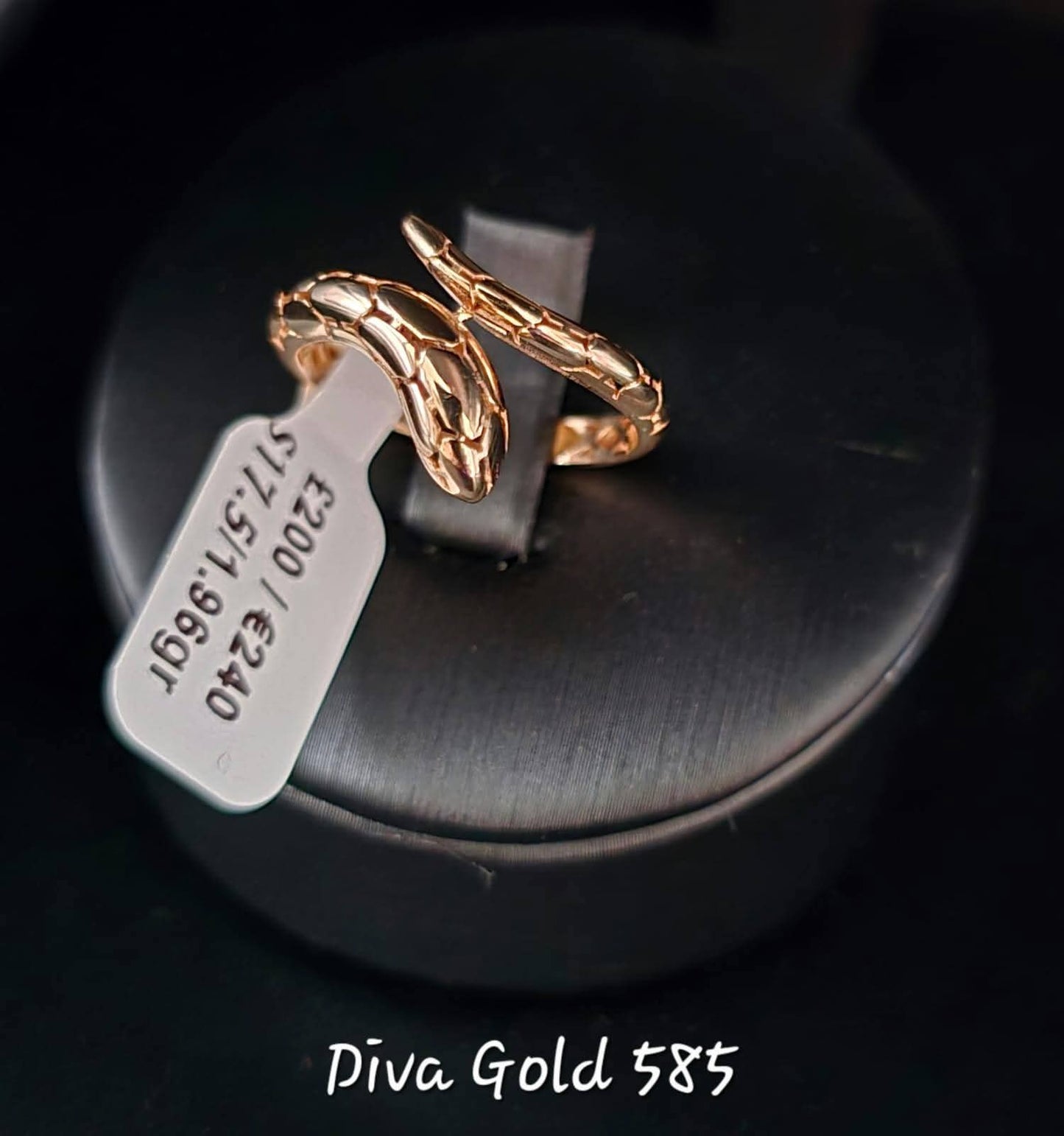 Gold snake ring. Size 17.5