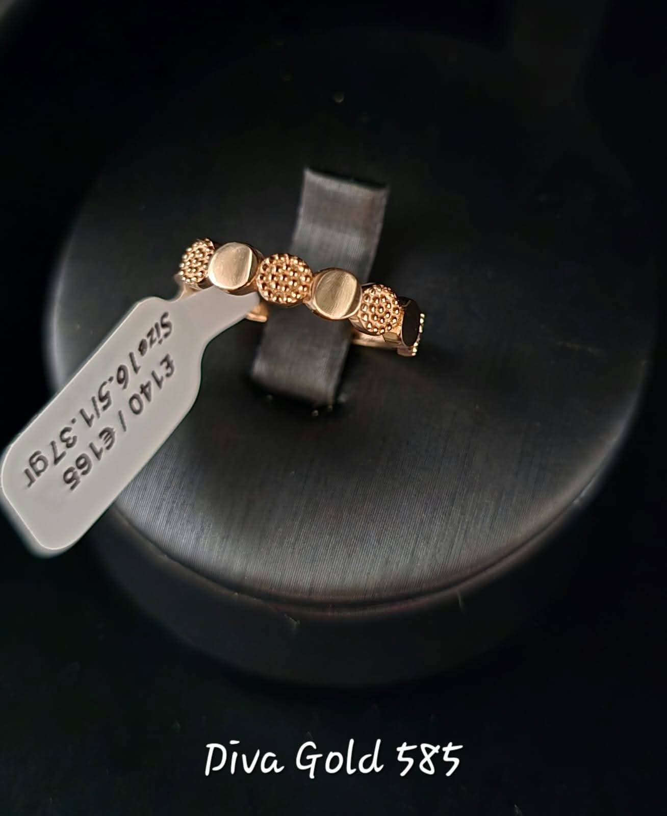 Gold ring. Size 16.5