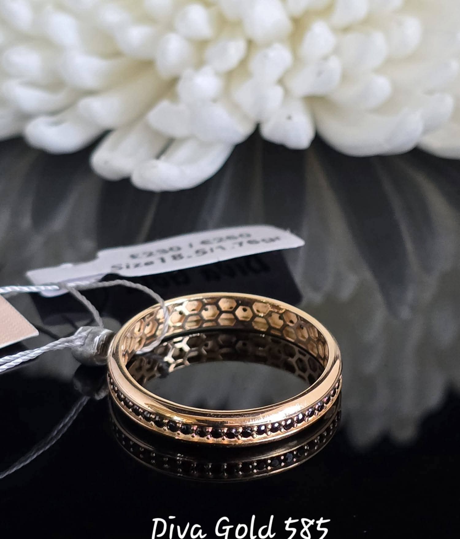 Gold women ring with black zircon stones. Size 18.5