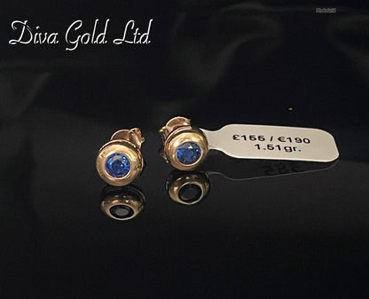 Gold 585 studs earrings.