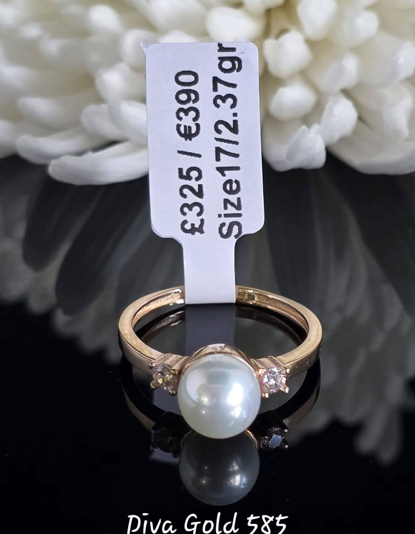 Gold women ring / White pearl and zircon stones. Size 17