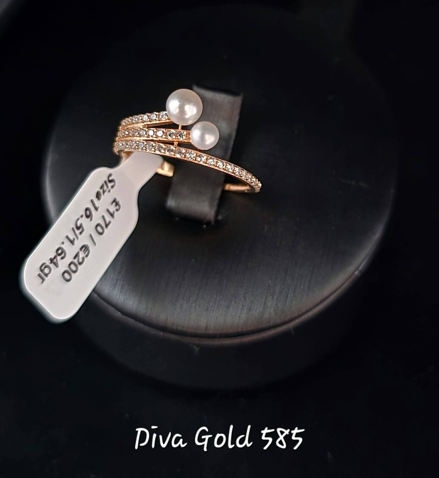 Gold ring with zircon stones & pearl. Size 16.5