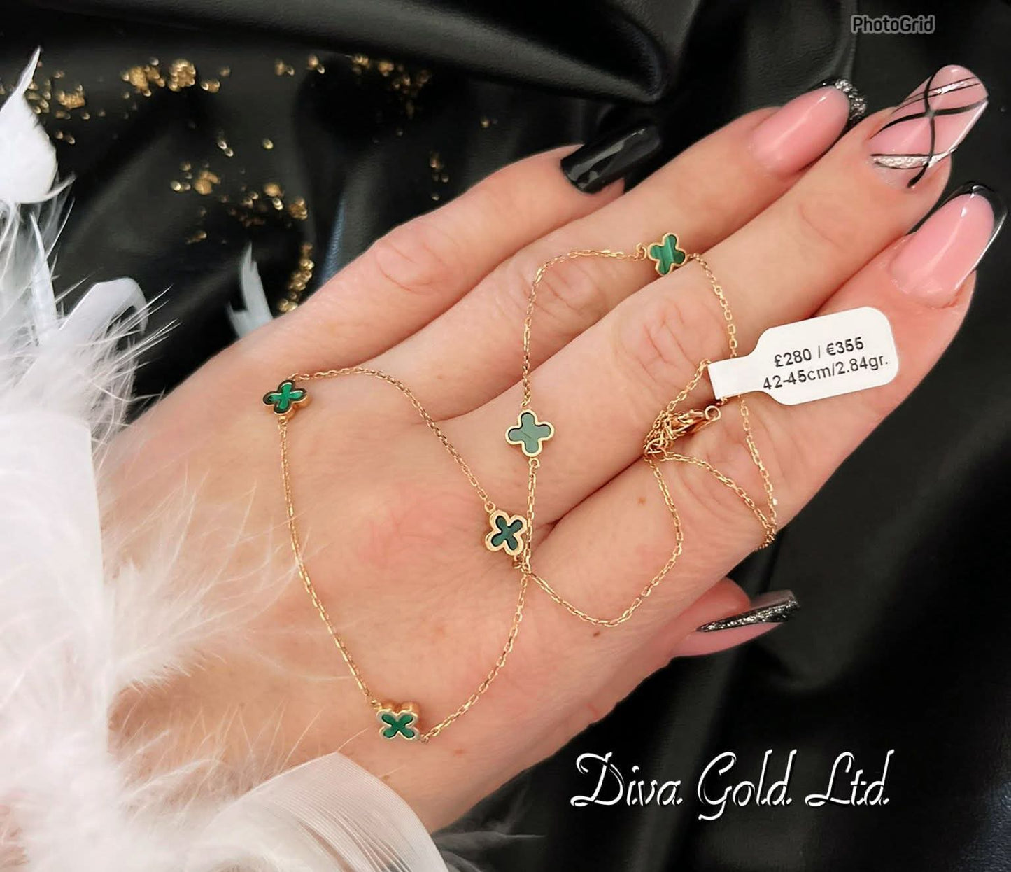 Gold chain with green clover pendants. 42-45cm