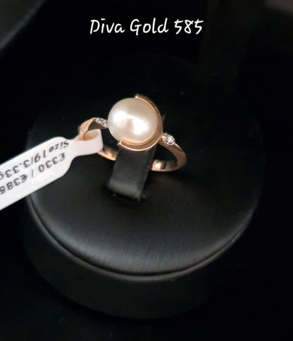 Gold ring with pearl. Size 19