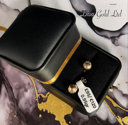 Gold 585 studs earrings.