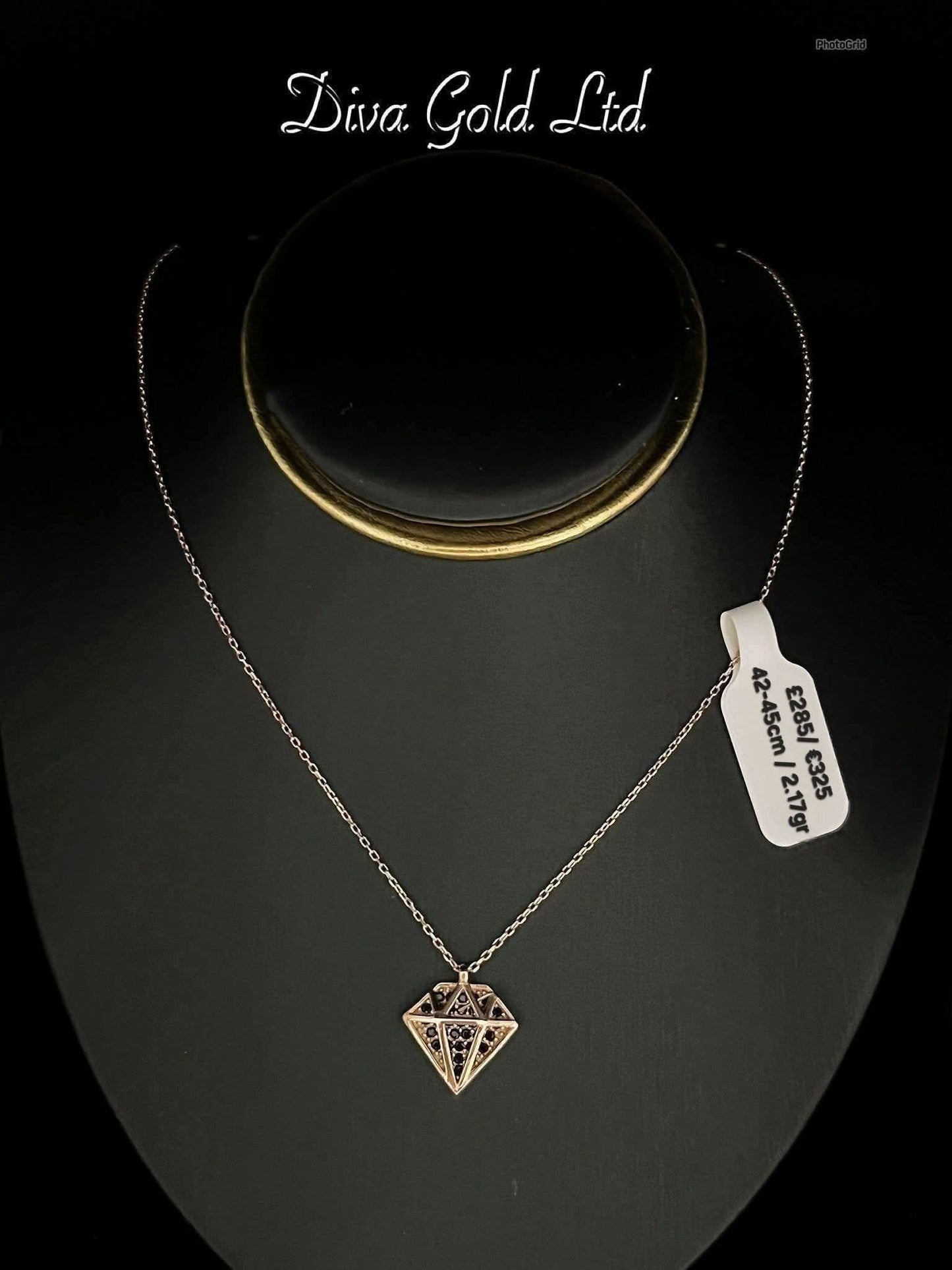 Gold Chain with pendant. 42-45cm