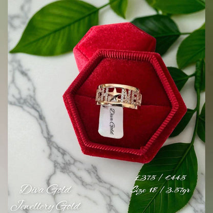 Gold star ring with zircon stones. Size 18