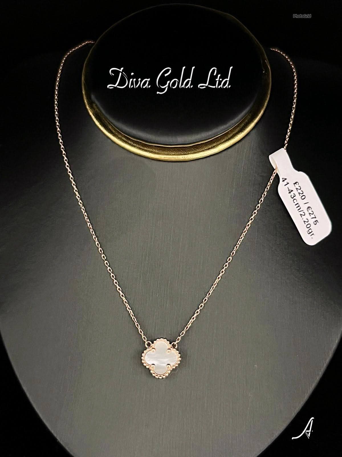 Gold chain with white clover pendants. 41-43cm