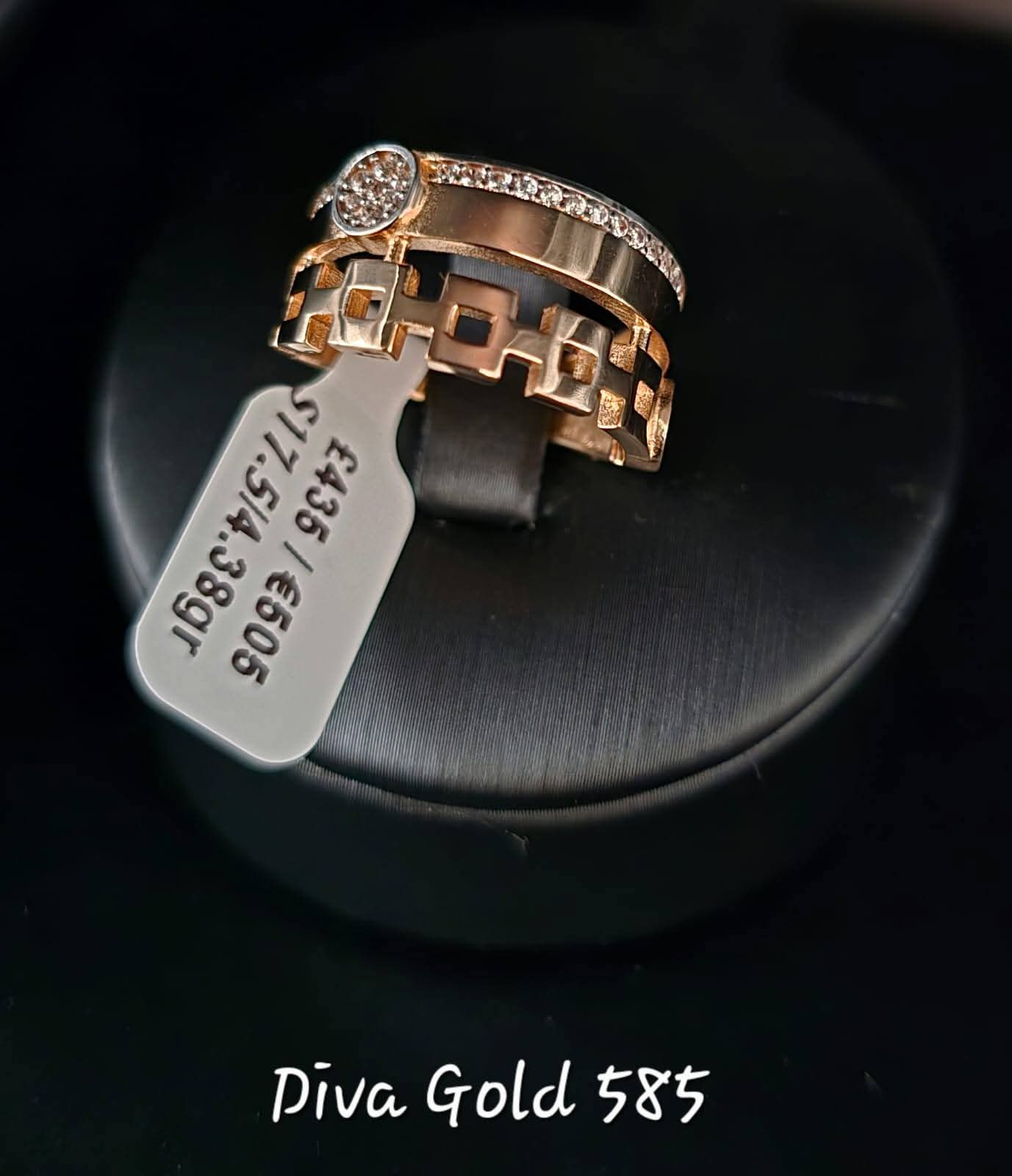 Gold ring. Size 17.5