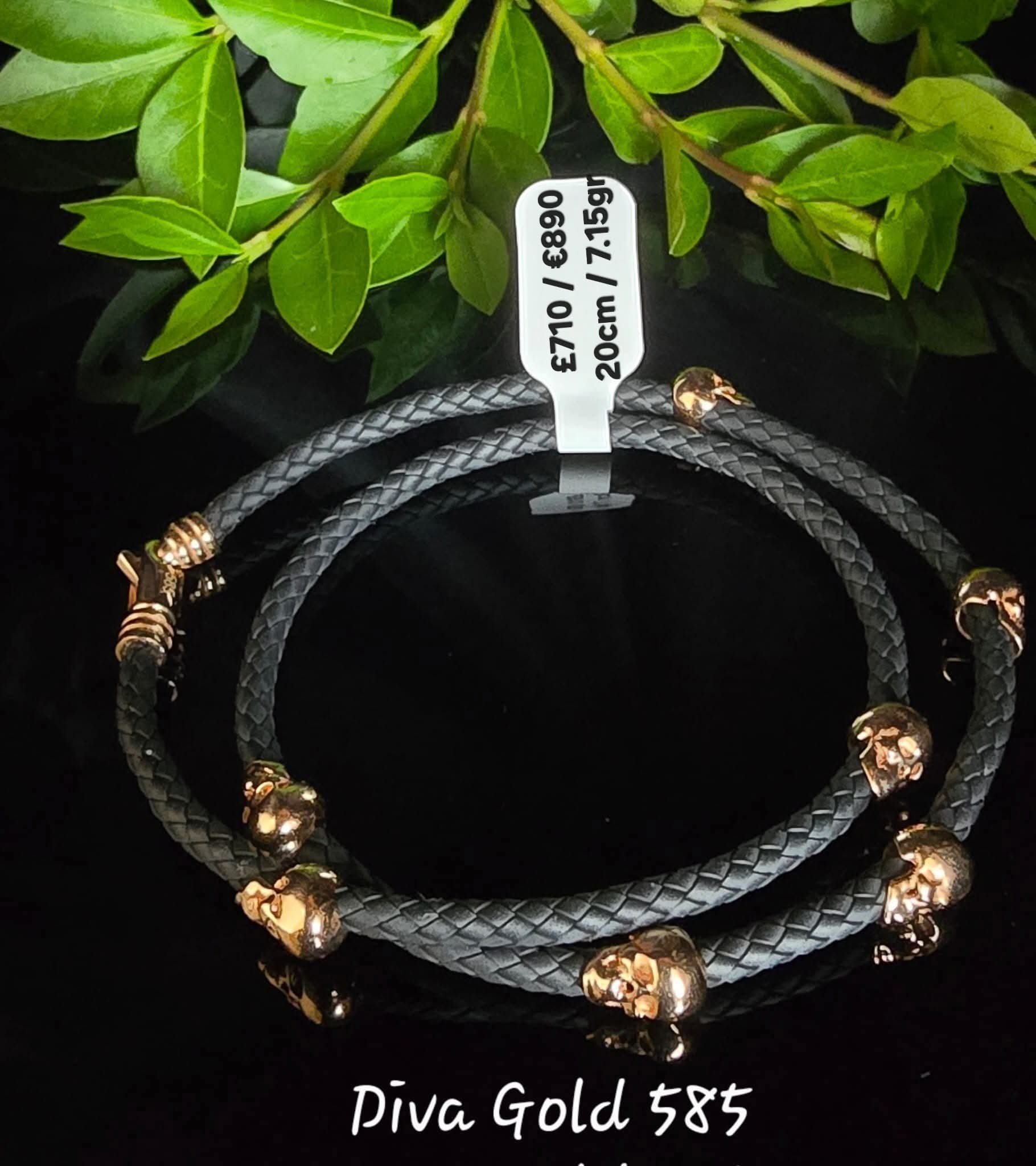 Leather bracelet with gold details. 20cm