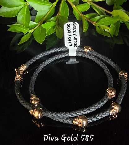 Leather bracelet with gold details. 20cm