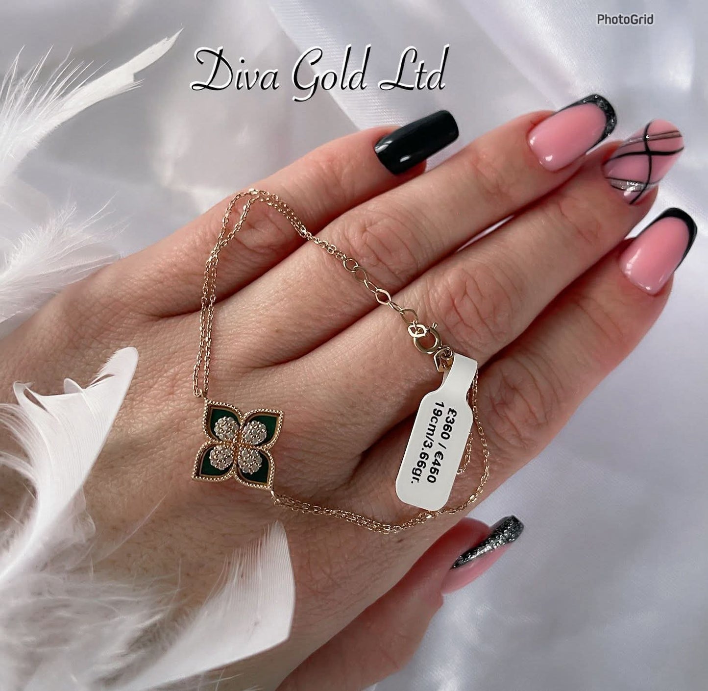 Gold bracelet with white zircon stones. 19cm