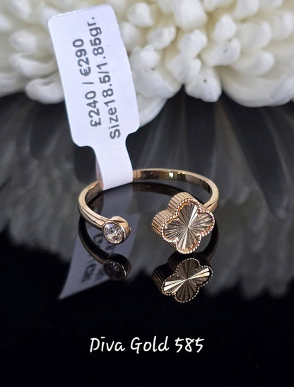 Women's gold clover ring. Size 18.5